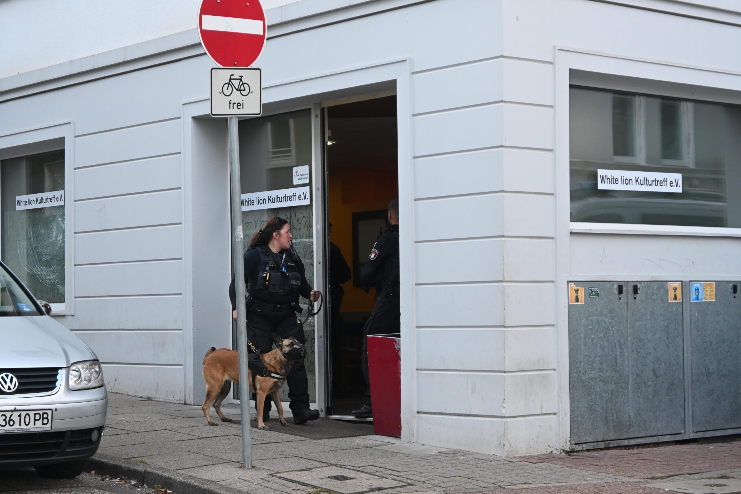 Eine Beamtin mit einem Diensthund der Polizei.