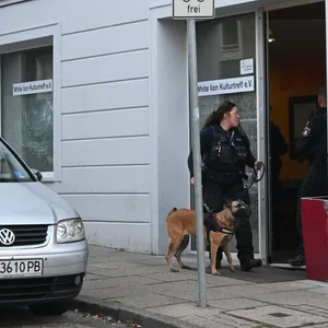 Eine Beamtin mit einem Diensthund der Polizei.