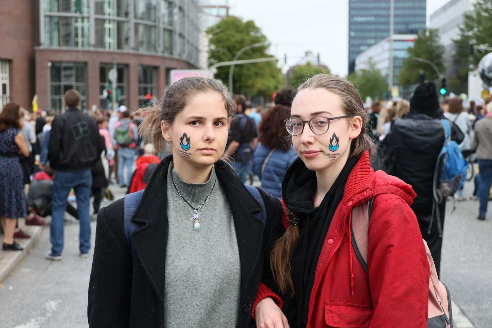 Nadine (23) und Noni (22, v.l.)