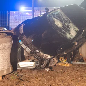 Das Auto landete zwischen Betonbauteilen. Die zwei Insassen wurden verletzt gerettet.