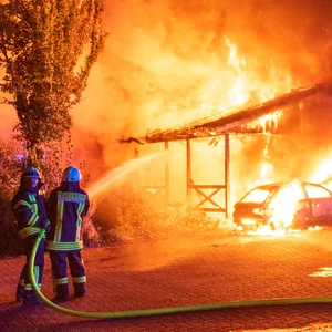 Von mehreren Seiten gleichzeitig löschten die Feuerwehrleute die Flammen.