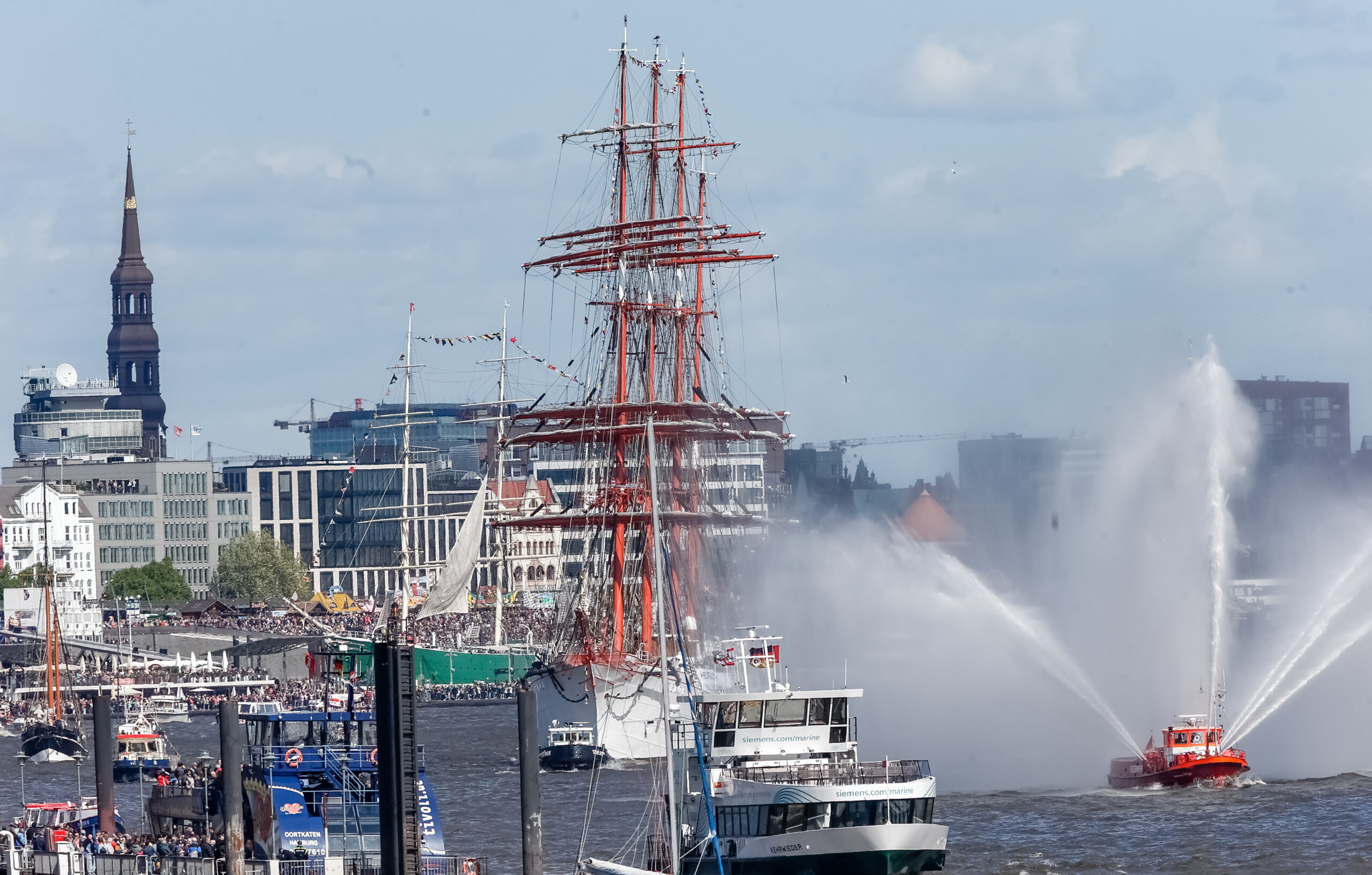 Der Hamburger Hafen beim Hafengeburtstag 2019.