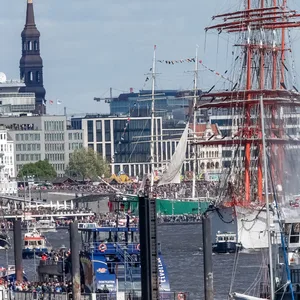 Der Hamburger Hafen beim Hafengeburtstag 2019.