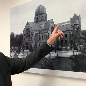 Philipp Stricharz, 1. Vorsitzender der Jüdischen Gemeinde Hamburg, zeigt auf ein historisches Foto der Bornplatzsynagoge. (Archivbild)