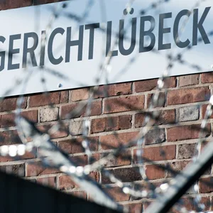 Stacheldraht sichert das Landgericht Lübeck.