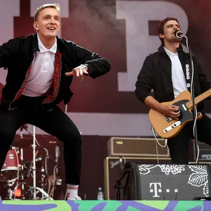 Sänger Felix Brummer (l) und der Gitarrist Karl Schumann der Band Kraftklub.