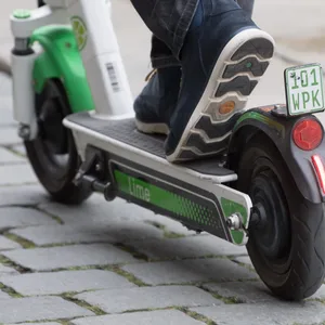 Ein Mann fährt auf einem E-Tretroller