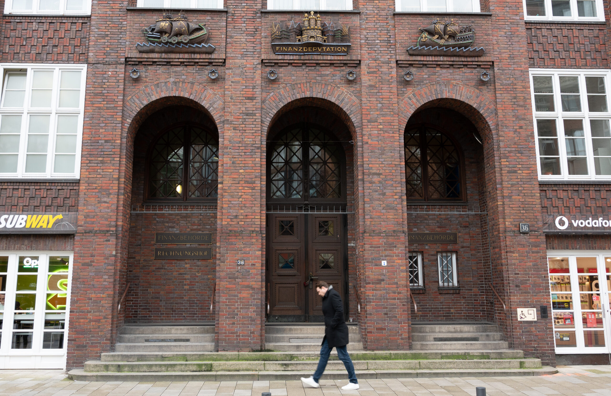 Ein Fußgänger passiert das Gebäude des Rechnungshofes und der Finanzbehörde der Freien und Hansestadt Hamburg.