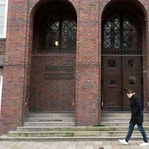 Ein Fußgänger passiert das Gebäude des Rechnungshofes und der Finanzbehörde der Freien und Hansestadt Hamburg.