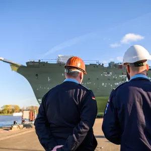 Zwei Marinesoldaten schauen sich auf dem Gelände der Fassmer-Werft das teilsanierte Marineschulschiff „Gorch Fock" an.