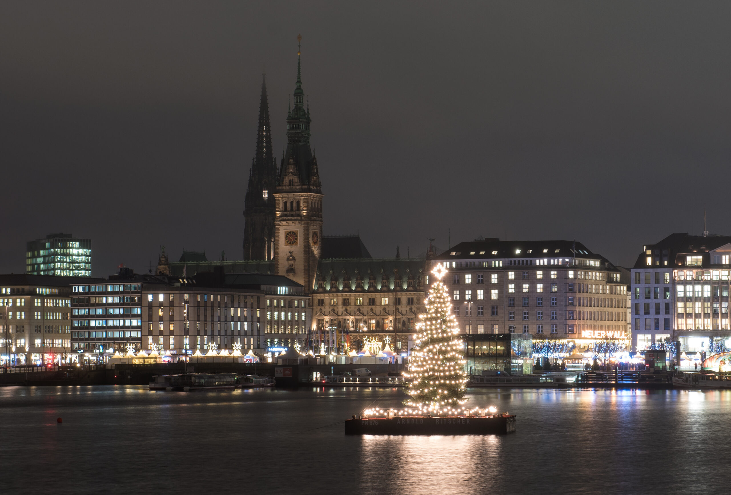 Die Alstertanne gehört fest zu Weihnachten in Hamburg. (Archivbild)