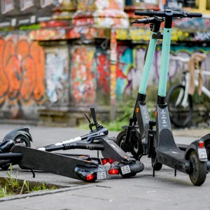E-Scooter sind auf einem Bürgersteig im Hamburger Schanzenviertel abgestellt.