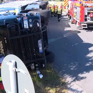 Der umgekippte Laster in Bad Bramstedt.