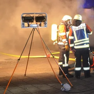 Feuer in einkaufszentrum im Norden – schwierige Löscharbeiten