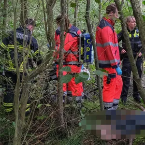 Einsatzkräfte am Fundort der Leiche.