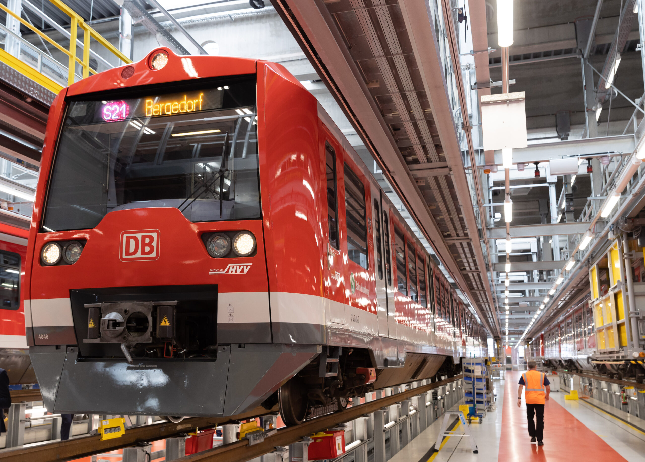 Ein umgebauter Zug des Pilotprojektes "Digitale S-Bahn Hamburg" steht während einer Presseveranstaltung in einer Halle des S-Bahn-Instandhaltungswerkes in Hamburg. (Archivfoto)
