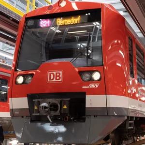 Ein umgebauter Zug des Pilotprojektes "Digitale S-Bahn Hamburg" steht während einer Presseveranstaltung in einer Halle des S-Bahn-Instandhaltungswerkes in Hamburg. (Archivfoto)