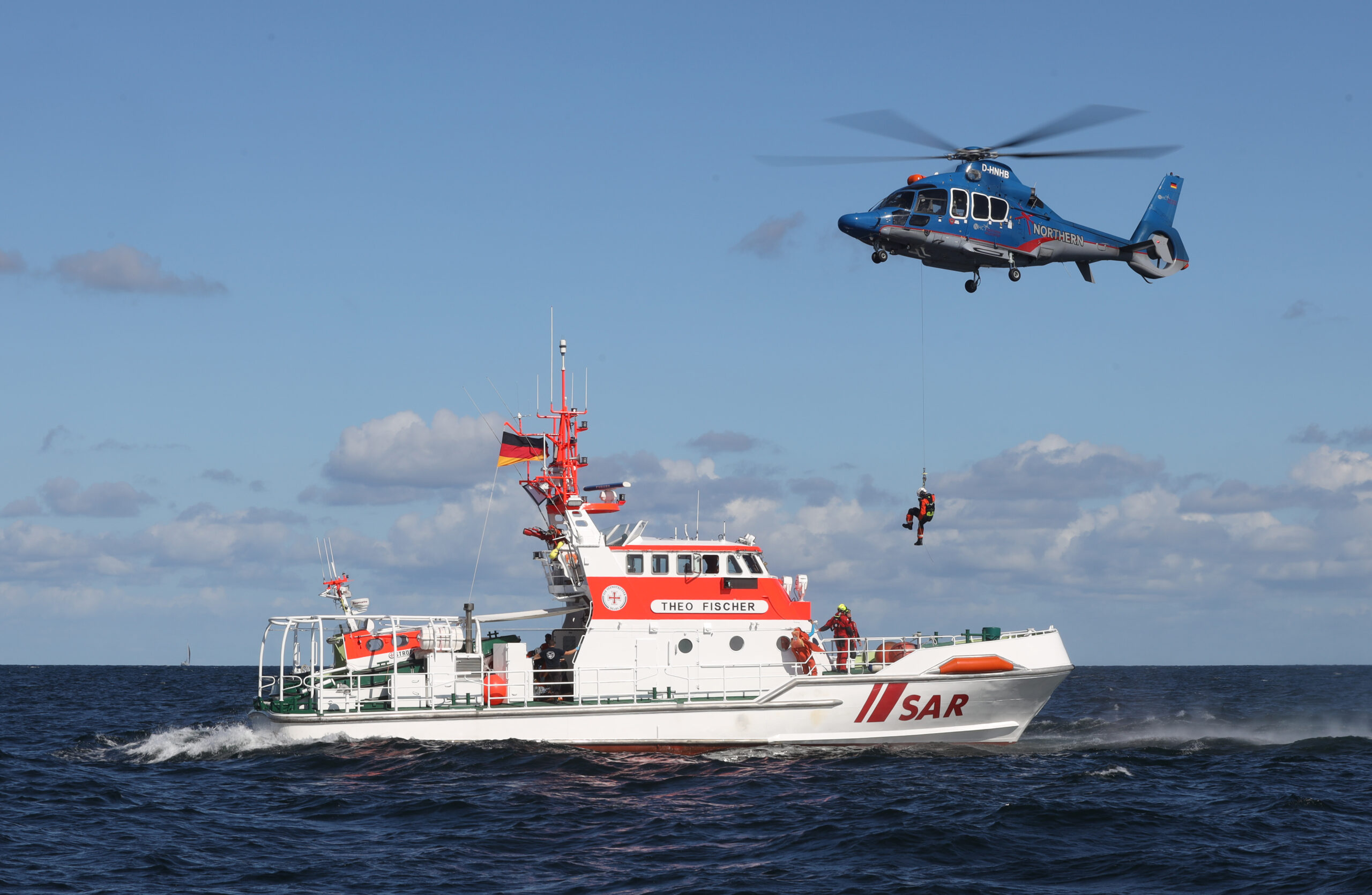 Auf diesem Foto sieht man noch eine Rettungsübung. Nun musste tatsächlich ein Schiffbrüchiger aus der Ostsee per Helikopter gerettet werden.