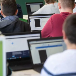 Schüler arbeiten an Notebooks.