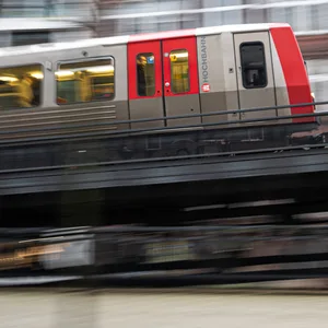 Eine U-Bahn fährt auf einer Rampe an die Oberfläche. (Symbolbild)
