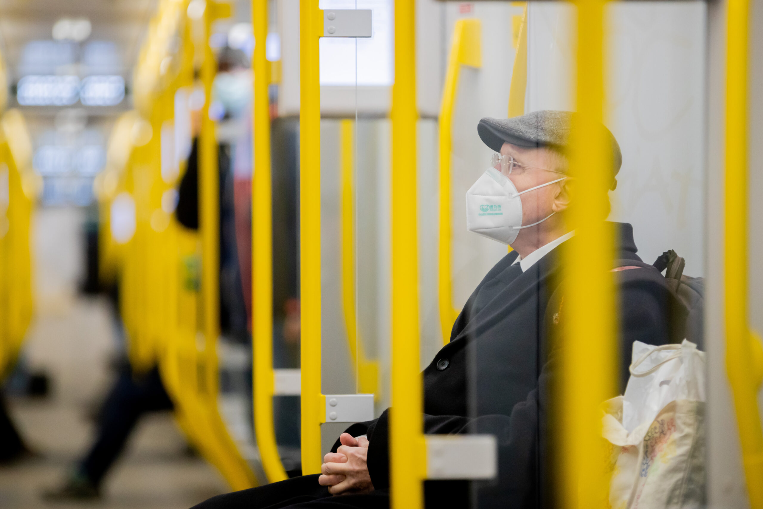 Auch im Herbst wird an der geltenden Maskenpflicht in Bussen und Bahnen festgehalten.
