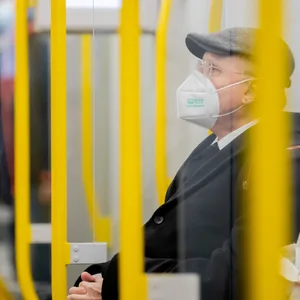 Auch im Herbst wird an der geltenden Maskenpflicht in Bussen und Bahnen festgehalten.