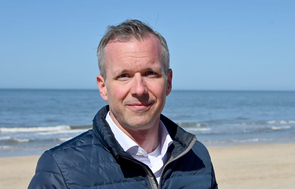 Nikolas Häckel, Bürgermeister der Gemeinde Sylt, steht an der Promenade.