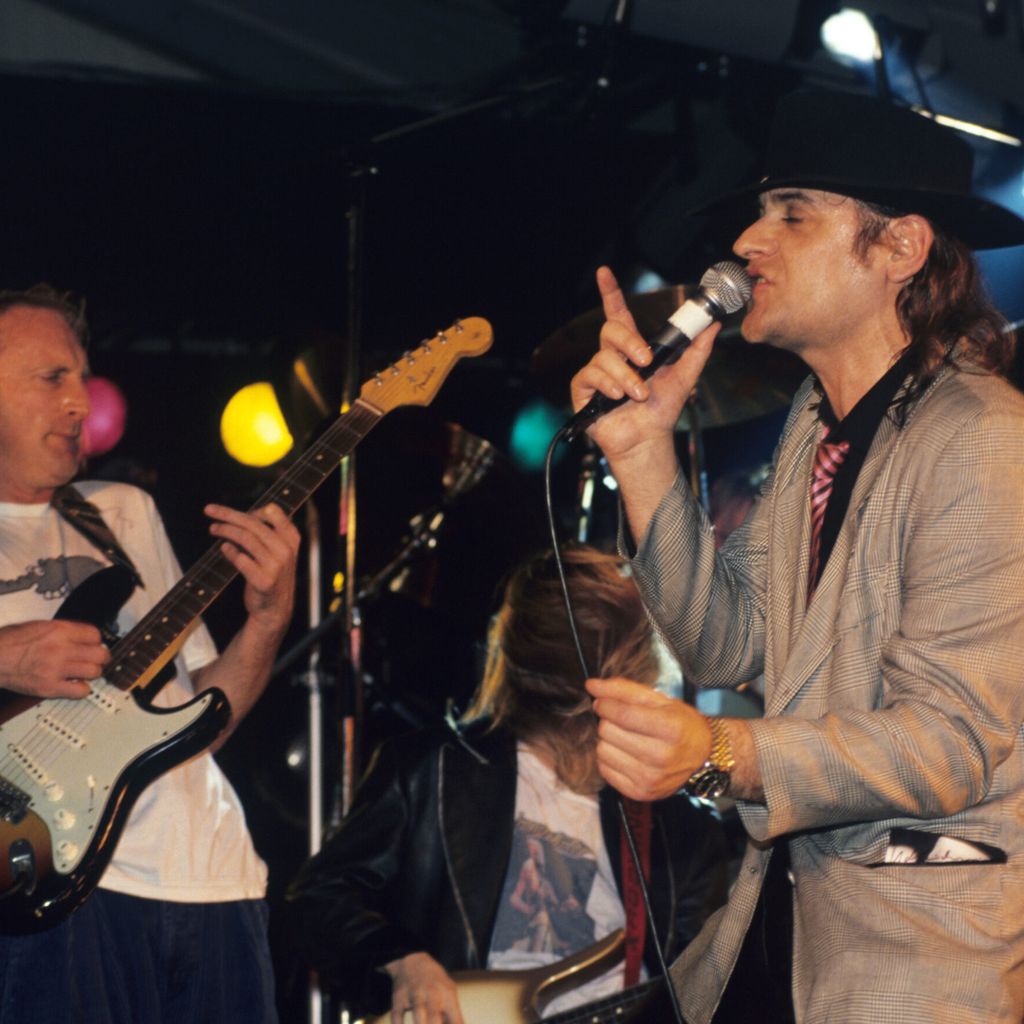 Rockmusiker Udo Lindenberg (r) und Komiker Otto Waalkes (l) treten am 19.11.1989 in Hamburg gemeinsam bei einem Willkommensfest für Bürger aus der DDR auf.