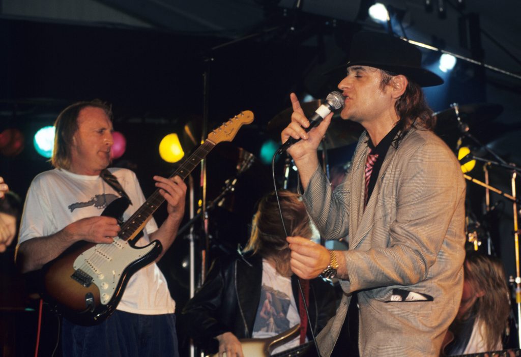 Rockmusiker Udo Lindenberg (r) und Komiker Otto Waalkes (l) treten am 19.11.1989 in Hamburg gemeinsam bei einem Willkommensfest für Bürger aus der DDR auf.