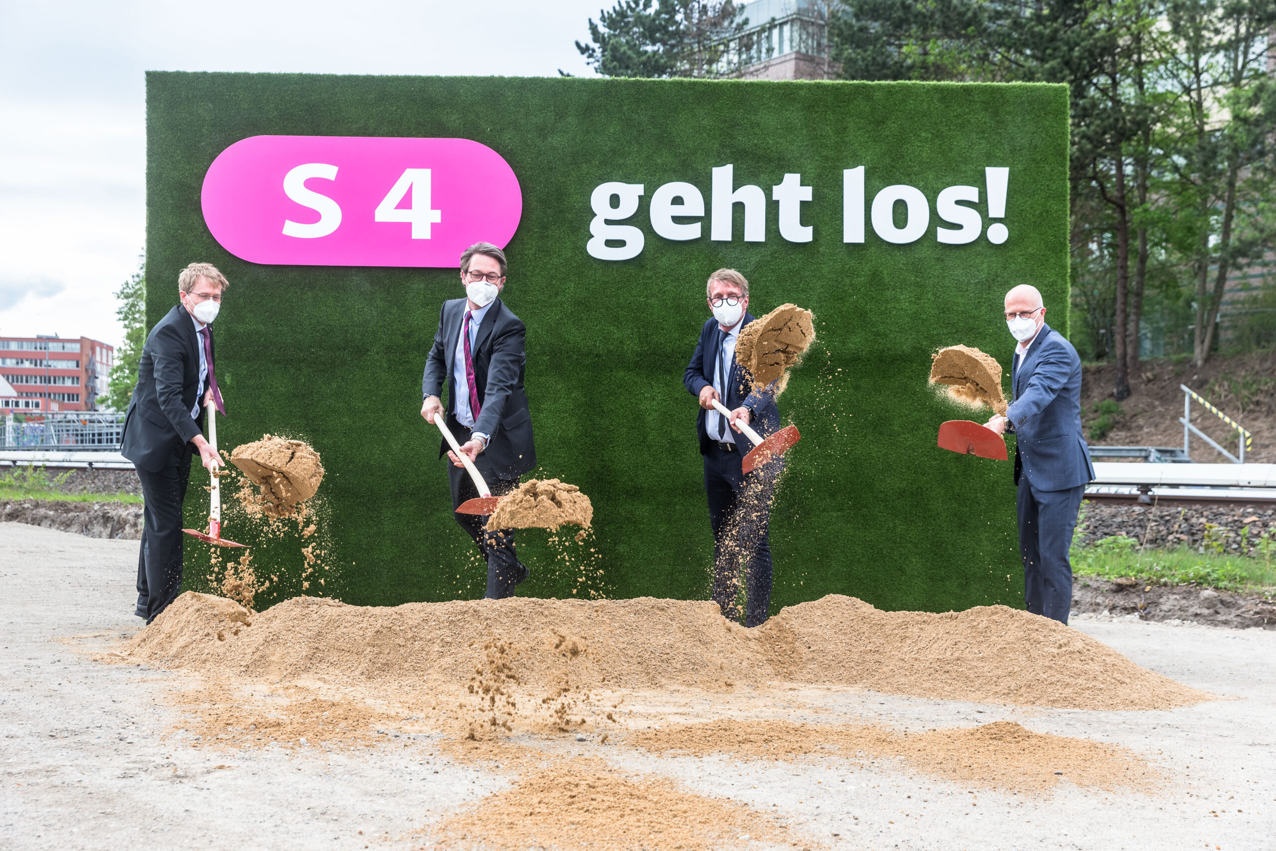 Daniel Günther (CDU, l-r), Ministerpräsident Schleswig-Holsteins, Andreas Scheuer (CSU), Bundesverkehrsminister, Ronald Pofalla, DB-Infrastrukturvorstand, und Peter Tschentscher (SPD), Erster Bürgermeister Hamburgs, starten mit einem symbolischen Spatenstich vor einer Stellwand mit der Aufschrift "S4 geht los!" den Baubeginn der neuen S-Bahnlinie S4 (Ost).