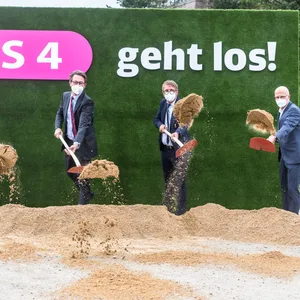 Daniel Günther (CDU, l-r), Ministerpräsident Schleswig-Holsteins, Andreas Scheuer (CSU), Bundesverkehrsminister, Ronald Pofalla, DB-Infrastrukturvorstand, und Peter Tschentscher (SPD), Erster Bürgermeister Hamburgs, starten mit einem symbolischen Spatenstich vor einer Stellwand mit der Aufschrift "S4 geht los!" den Baubeginn der neuen S-Bahnlinie S4 (Ost).