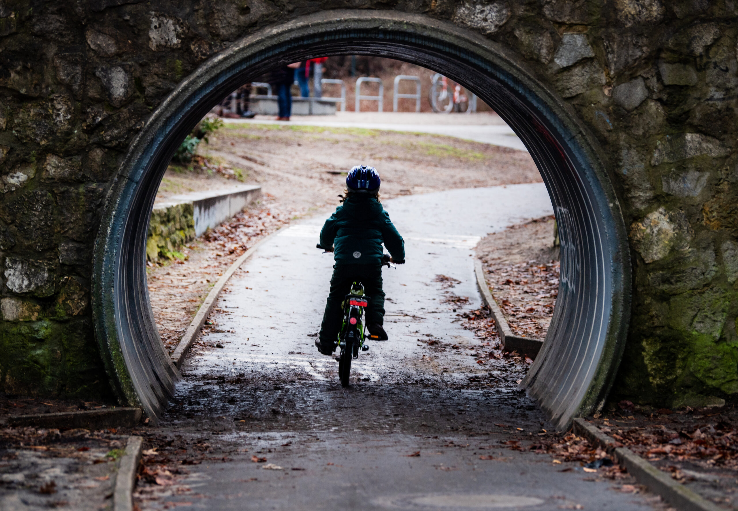 Ein Kind radelt durch einen Tunnel in einem Park. (Symbolbild)
