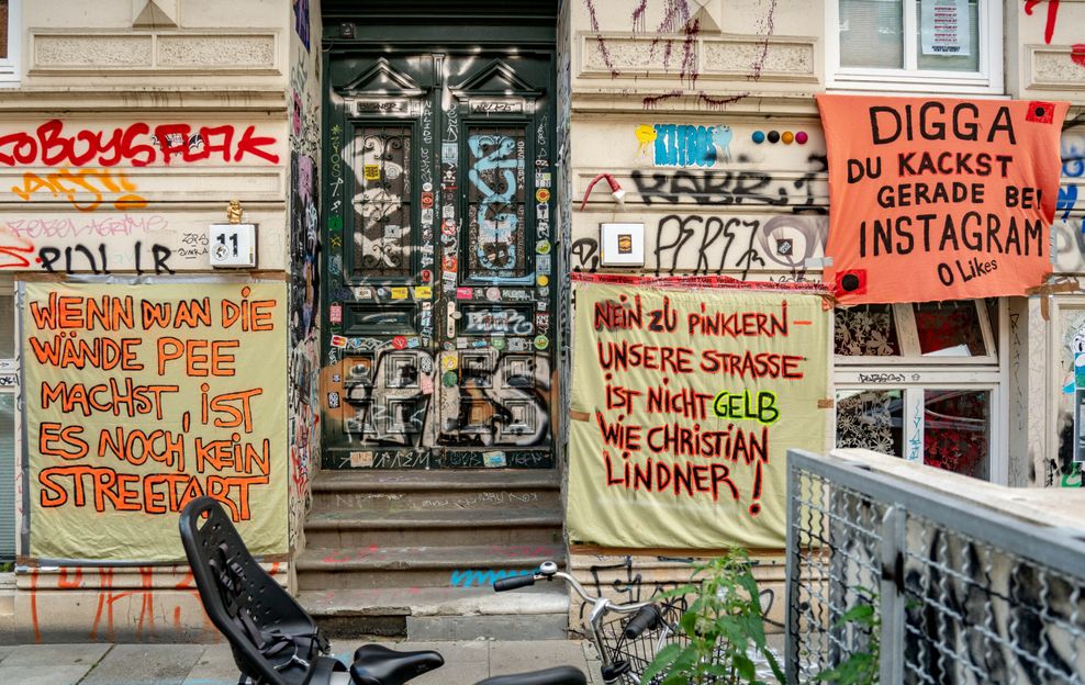 Anwohner der Rosenhofstraße im Hamburger Schanzenviertel haben an einer Hausfront ein Protestbanner gegen Wildpinkler aufgehängt.