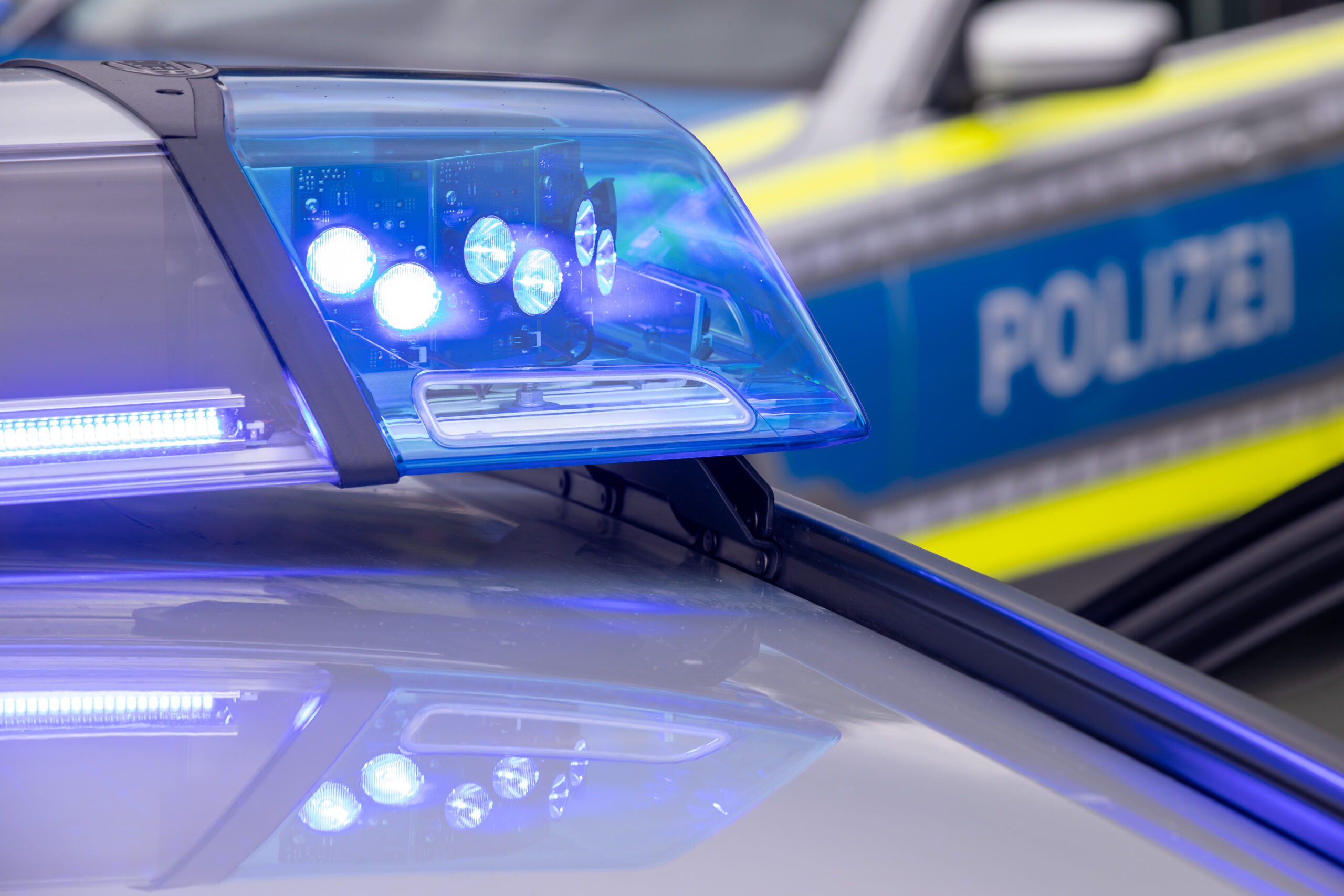 Ein Blaulicht auf dem Dach eines Polizeifahrzeugs (Symbolfoto)