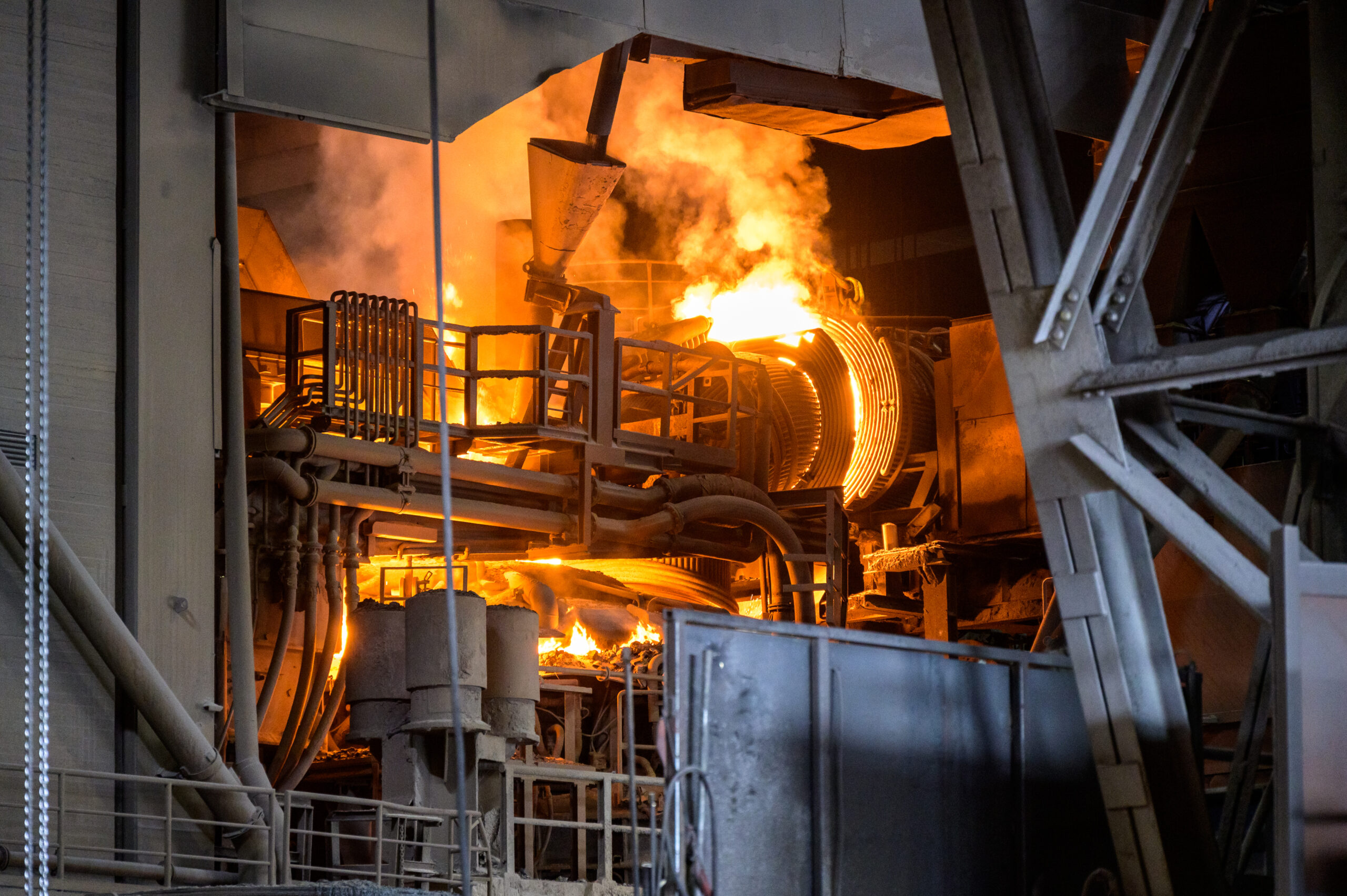 Ein Elektrolichtbogenofen auf dem Gelände eines Stahlwerks des Unternehmens ArcelorMittal GmbH. Wegen der Energiekrise kommt es jetzt zu Produktionseinschränkungen in Hamburg und Bremen.