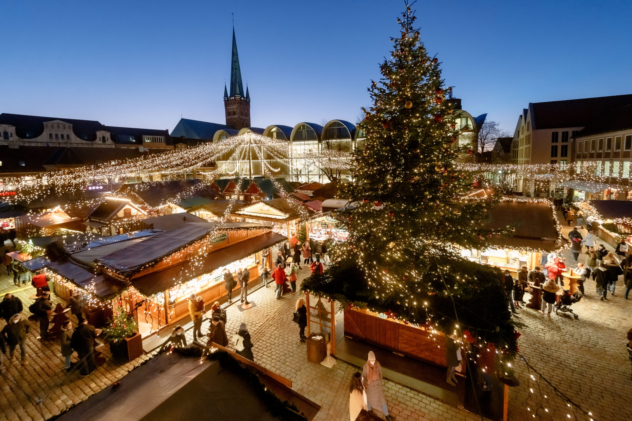 Der Lübecker Weihnachtsmarkt auf dem Rathausmarkt. (Archivfoto)
