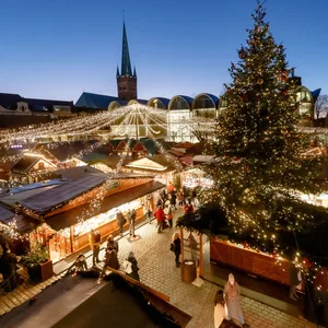 Der Lübecker Weihnachtsmarkt auf dem Rathausmarkt. (Archivfoto)