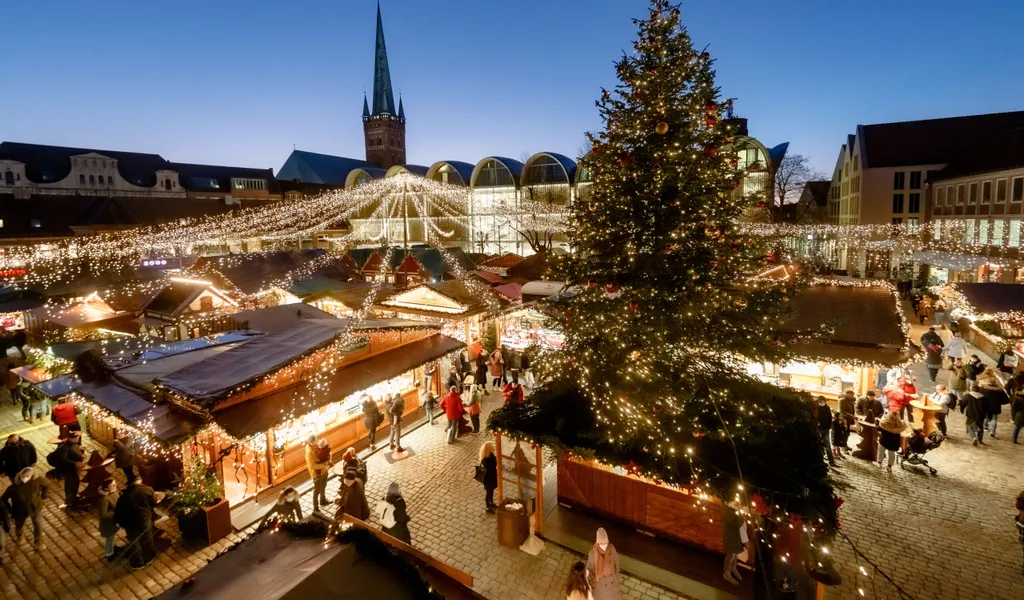 Der Lübecker Weihnachtsmarkt auf dem Rathausmarkt. (Archivfoto)