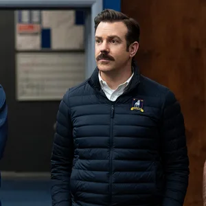 Brendan Hunt (l-r), Jason Sudeikis und Brett Goldstein in einer Szene aus der Serie „Ted Lasso“.