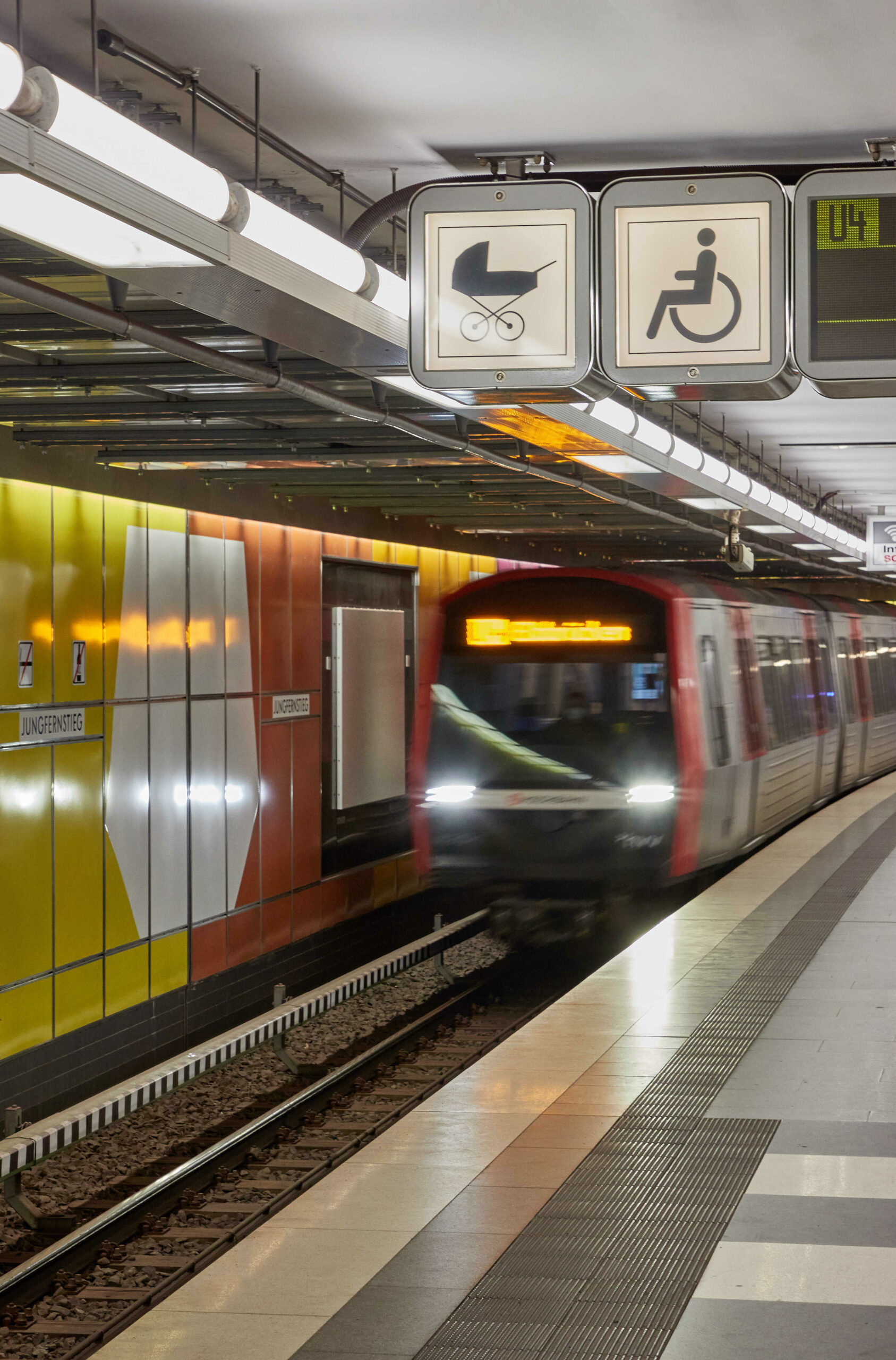 Ein Zug der U-Bahn-Linie U4 fährt an der U-Bahn-Station am Jungfernstieg ein.