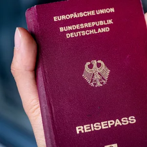 2021 wurden in Hamburg 3720 Geschäfte von Menschen ohne deutschen Pass gegründet. (Archivfoto Reisepass)