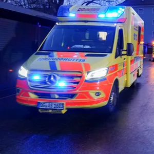 Feuerwehr und Rettungswagen stehen in einer Straße.