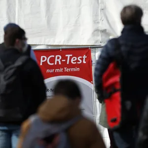 Zwei Studenten stehen in Lübeck wegen Betrugs mit Corona-Tests vor Gericht (Symbolbild).