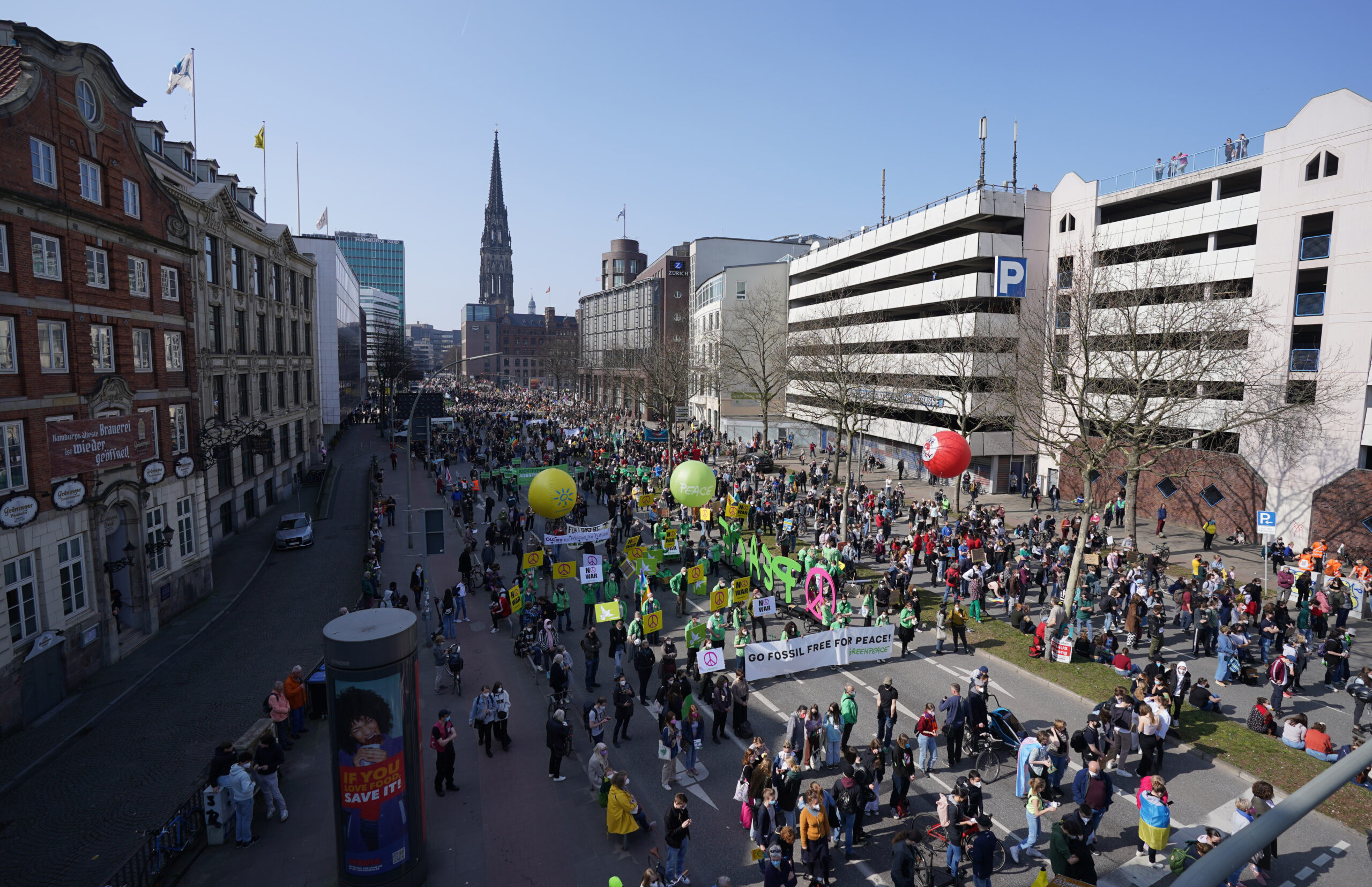 Am Freitag werden erneut zehntausende Demonstrierende zum Klimastreik in Hamburg erwartet. (Archivbild)