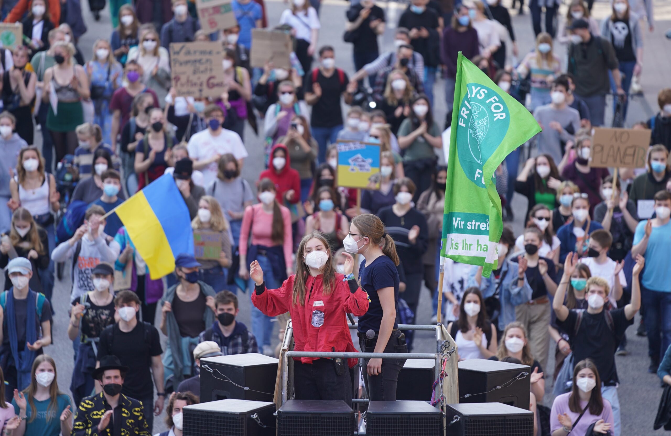 Teilnehmer des Klimastreiks Fridays for Future protestieren auf der Willy Brandt Straße.