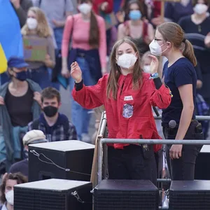 Teilnehmer des Klimastreiks Fridays for Future protestieren auf der Willy Brandt Straße.