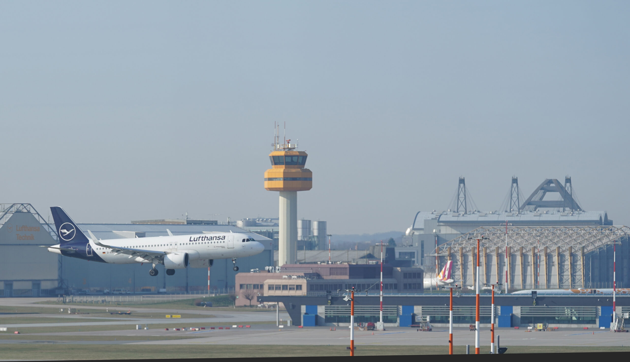 Eine Maschine der Lufthansa landet auf dem Flughafen Hamburg. (Archivbild)