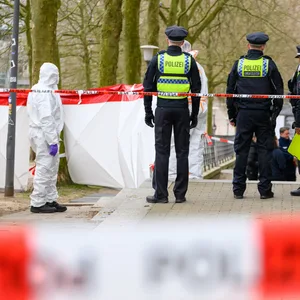 Ermittler und Polizisten an einem Tatort in Hamburg (Symbolbild).