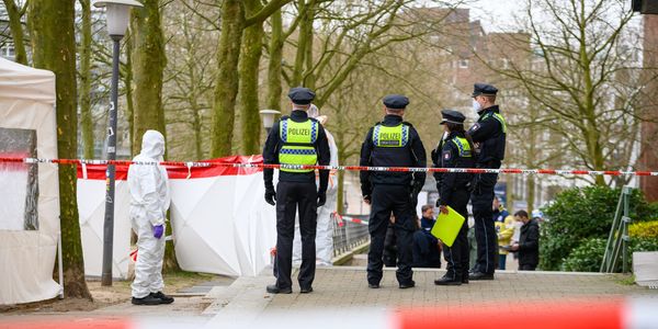 Ermittler und Polizisten an einem Tatort in Hamburg (Symbolbild).