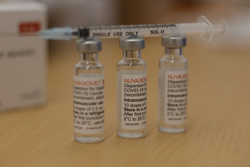 Ampullen mit dem Corona-Impfstoff Nuvaxovid vom Hersteller Novavax. (Symbolbild)